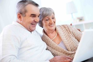 Grandparents-using-laptop-O6HRWQ0-Cap Senior 2018