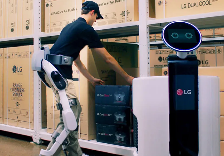 LG-CLOi-SuitBot-and-LG-Shopping-Cart-Robot